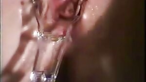 ඇය වේගයෙන් රිය පදවන අතර වේගයෙන් මගහරියි
